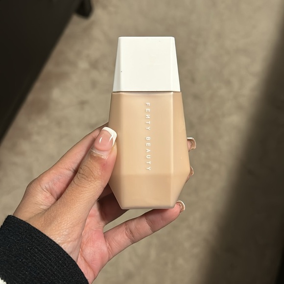 FENTY BEAUTY Ease drop skin blurring tint - Picture 1 of 3